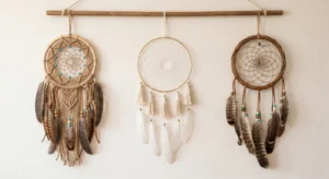 Comparaison de trois styles d'attrape-rêves côte à côte : bohème plumes naturelles, moderne géométrique et traditionnel saule