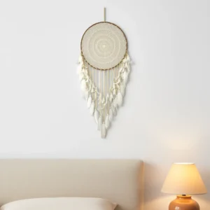 Attrape-Rêves Crochet et Plumes accroché dans une chambre aux tons lin