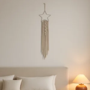 Attrape-Rêves Étoile Macramé accroché dans une chambre aux tons lin