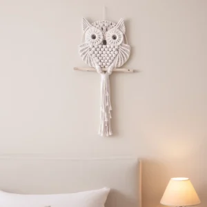 Attrape-Rêves Hibou Macramé, grand format 75 cm accroché dans une chambre aux tons lin