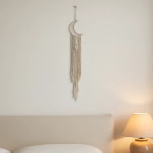 Attrape-Rêves Lune Macramé accroché dans une chambre aux tons lin
