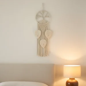 Attrape-Rêves Macramé Arbre de Vie accroché dans une chambre aux tons lin