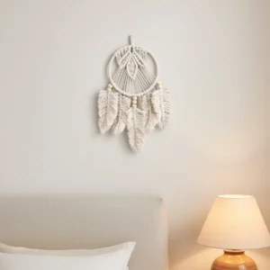 Attrape-Rêves Macramé Blanc accroché dans une chambre aux tons lin