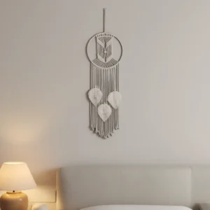 Attrape-Rêves Macramé Nordique accroché dans une chambre aux tons lin
