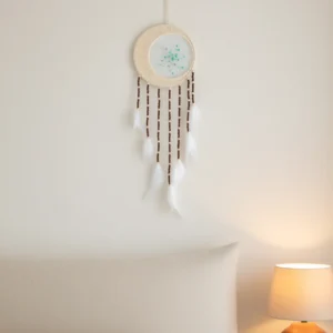 Attrape-Rêves Plumes et Raphia accroché dans une chambre aux tons lin