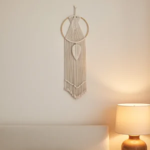Suspension Murale Macramé Feuille accroché dans une chambre aux tons lin